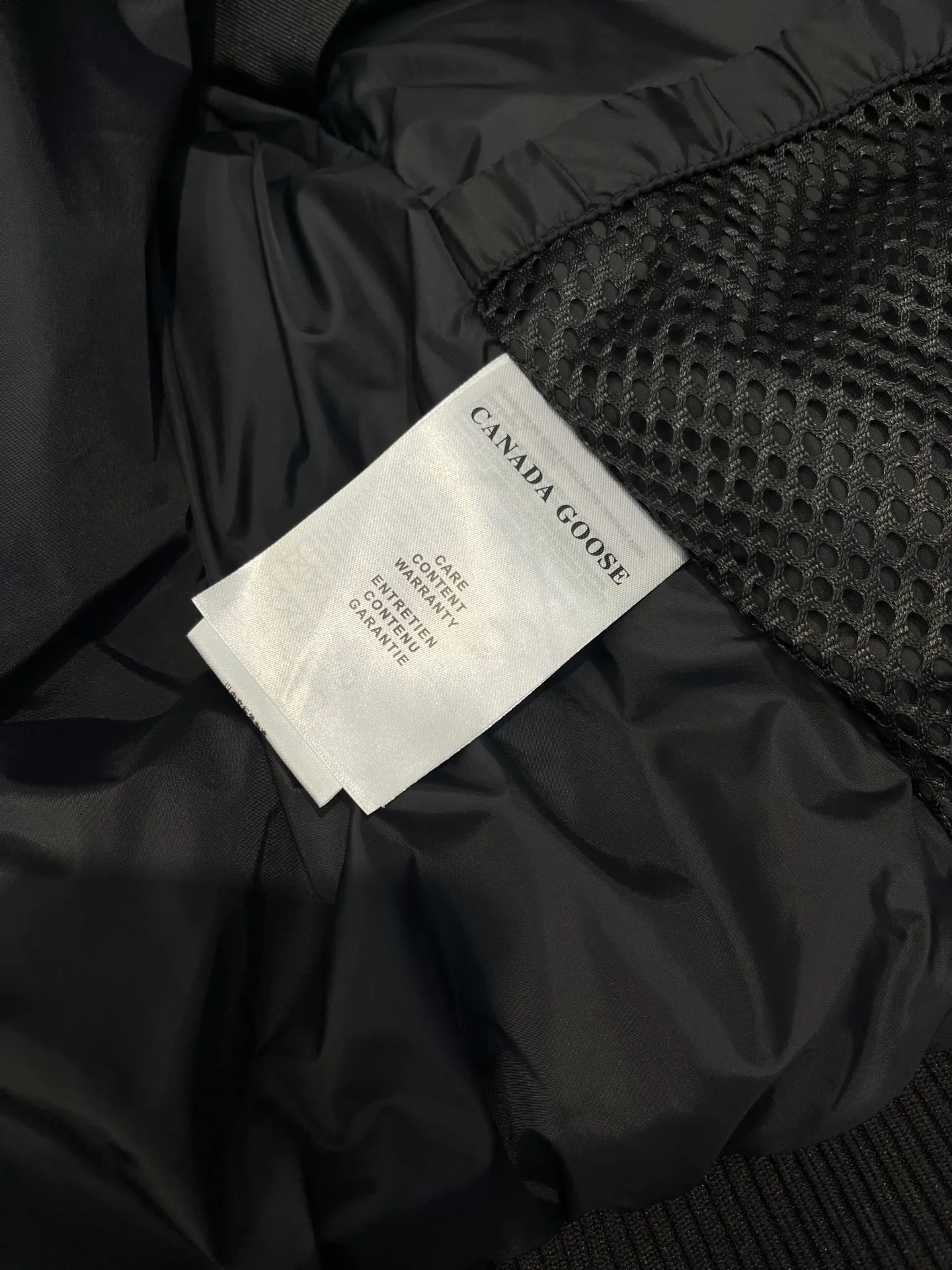 P720 high-end version (new version of Big Goose 01) Canada Goose Canada Goose #Chilliwack 7999M bomber jacket short down jacket/01 model #Men and Women Same Style# ➖ Genuine synchronous anti-counterfeiting chip sensor! ➖ Imported 21S polyester-cotton blended original fabric [last year’s 16S/18S hard fabrics have been completely eliminated, this year all use 21S genuine synchronous fabrics, the soft mid-strap feels delicate and textured], genuine synchronous Feather-Light 10D waterproof coating fabric, made of 84.5 polyester fiber and 15.5 cotton, 100% the best feel in the entire network! ➖ The genuine official website is synchronized with the national standard 80 white duck down, you can check the official website customer service, there will never be a series of misleading claims such as 90 down or goose down! ➖ Using the best nylon lining with double double-layer sealing design, velvet-proof No. 7 needle + grid-filled down ready-made garments, there is 100% no so-called velvet running! ➖ The cuffs are designed with thickened seamless threads, and the collar and pockets are lined with top-quality polar fleece to keep you warm and comfortable! ➖ Yoshida YKK provides original custom-made electroplated sliders. YKK two-way lockable zippers are tight and smooth and will not peel off paint! ➖ 3M composite guarantees that the Velcro is the same as the original, durable, and all accessories and hardware are custom-made! ➖ Imported BEHRINGER embroidery machine to customize the 10,000-needle embroidery logo, 98% of which can be reproduced to restore the original logo. You can check and compare on the official website! ➖ The fur collars are all made of large pieces of Western Canadian blue wolf hide, ensuring that each fur collar is 13-15cm wide!   Size:XS-XXL